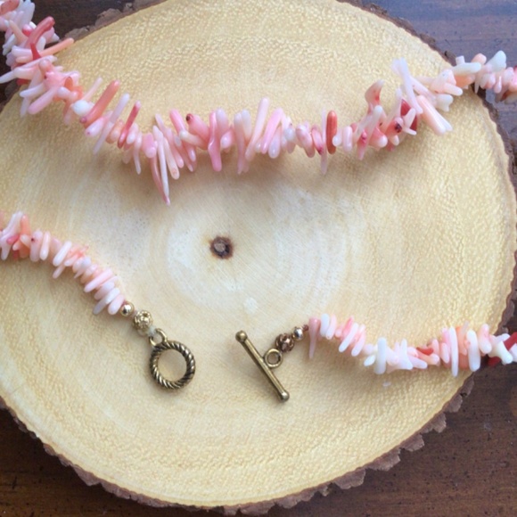 Pink and white coral chip necklace - Picture 5 of 7